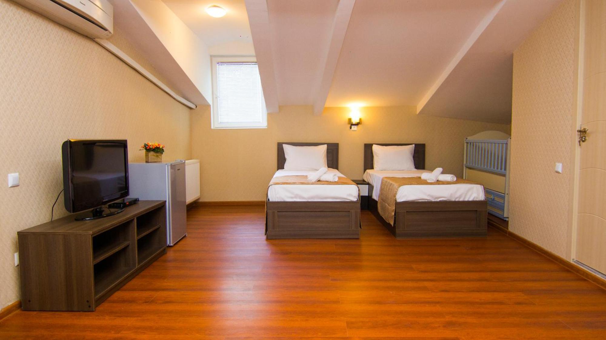 Hotel Care Inn Tbilisi Esterno foto