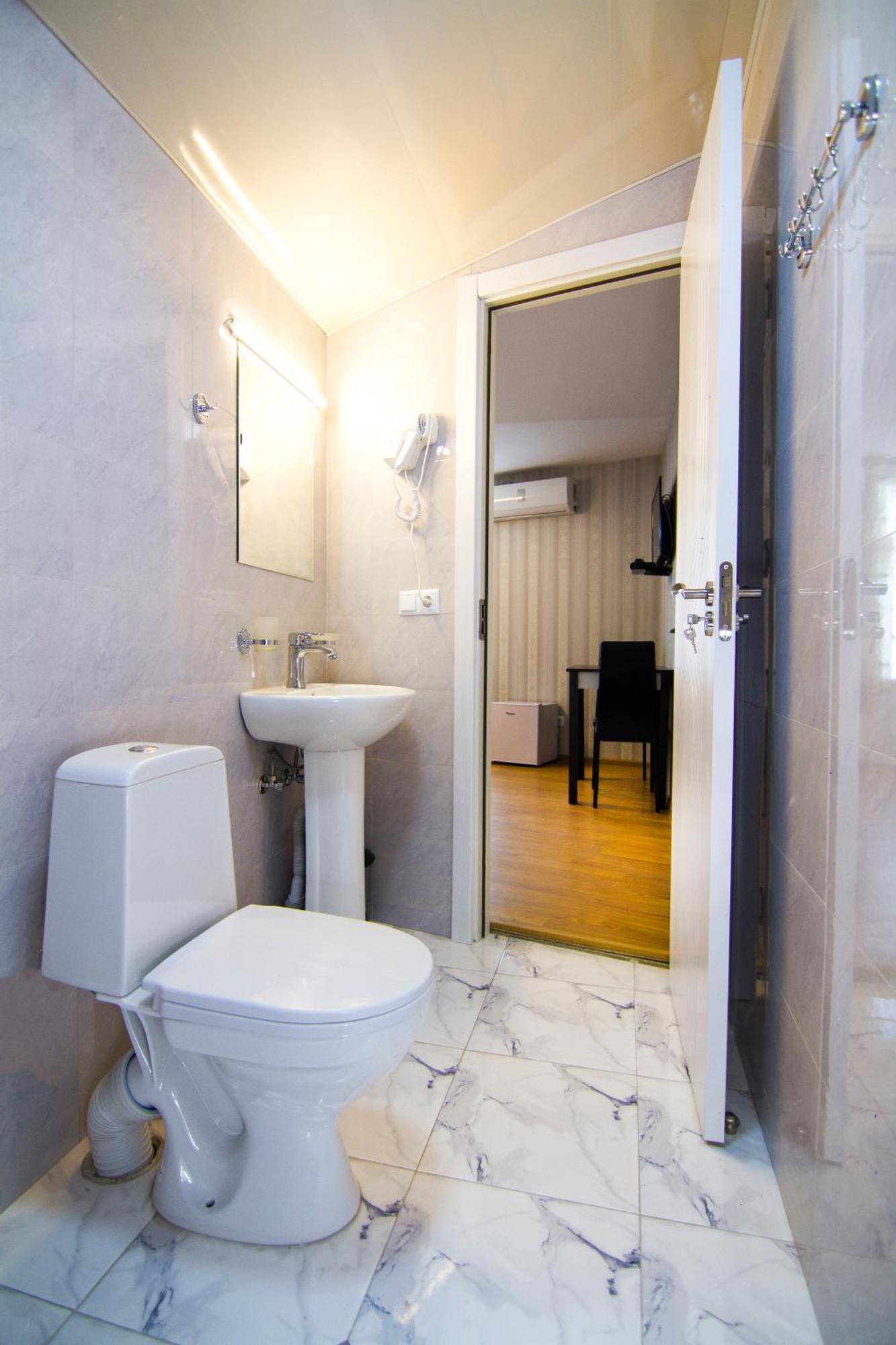 Hotel Care Inn Tbilisi Esterno foto